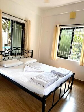 Escritorio, espacio para trabajar con laptop y wifi gratis