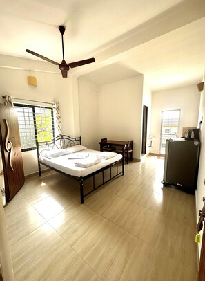 Escritorio, espacio para trabajar con laptop y wifi gratis