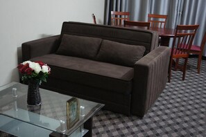 Familiesuite | Minibar, safe på rommet, skrivebord og skrivebord for bærbar PC