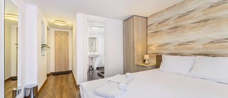 7 bedrooms, iron/ironing board, free WiFi, bed sheets