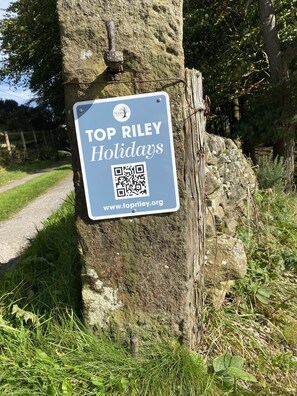 Property grounds - Quiet Cottage in Private Meadow (Eyam)