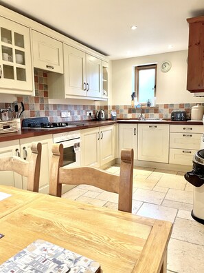 Fridge, microwave, oven, stovetop - Quiet Cottage in Private Meadow (Eyam)