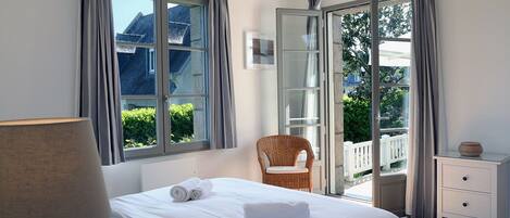 4 quartos, cortinas blackout, ferros/tábuas de passar roupa