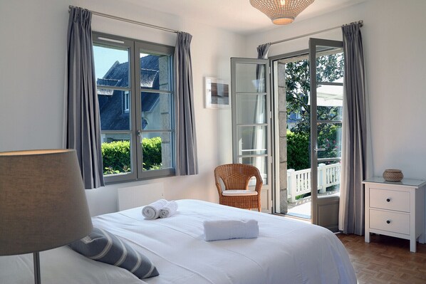 4 bedrooms, blackout drapes, iron/ironing board, free WiFi