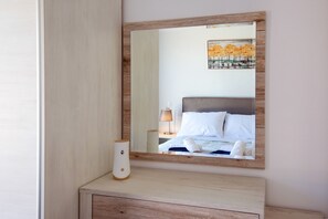 2 soverom, safe på rommet, strykejern/-brett og reiseseng for barn