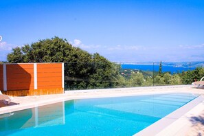 Utendørsbasseng og solsenger