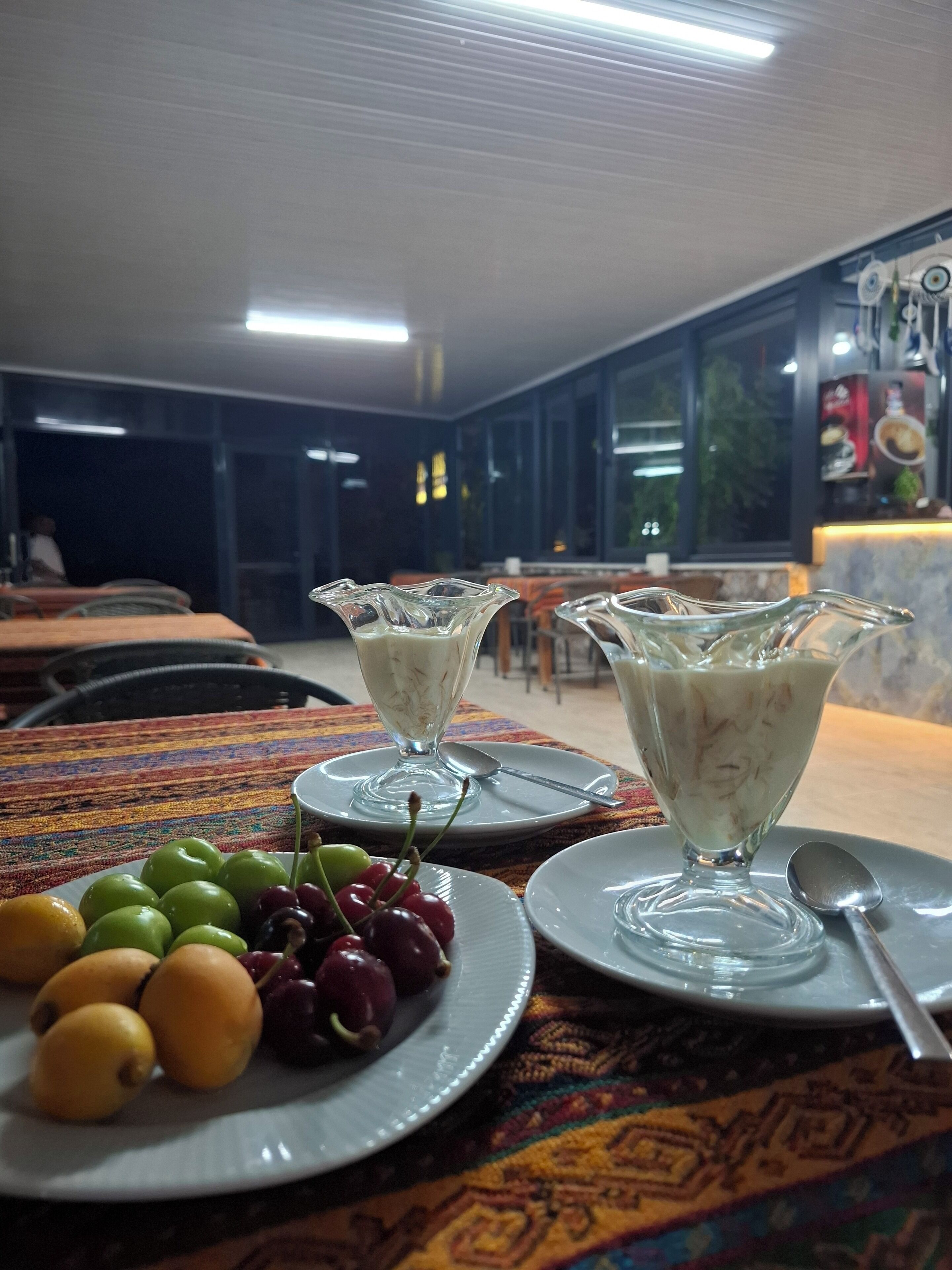 Un comedor con mesas, sillas y una barra de buffet.