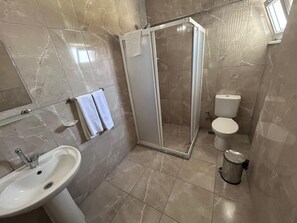 Chuveiro com efeito de chuva, secador de cabelo, roupões infantis, bidê