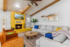 Smart TV, caminetto, console per videogiochi