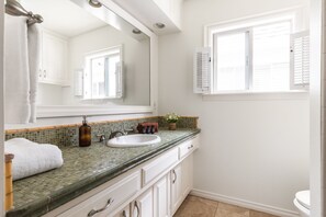 Douche, sèche-cheveux, serviettes fournies