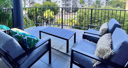 Quiet Centrally located apartment only 10 mins from Airport!