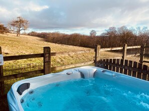 Outdoor spa tub - An idyllic cottage with stunning views. For those wanting rest and relaxation. (Eyam)