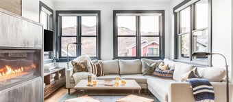 Chartreuse by AvantStay | Hot Tub + Patio | Modern Cabin Minutes to Main Street