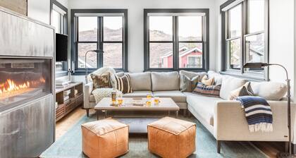 Chartreuse by AvantStay | Hot Tub + Patio | Modern Cabin Minutes to Main Street