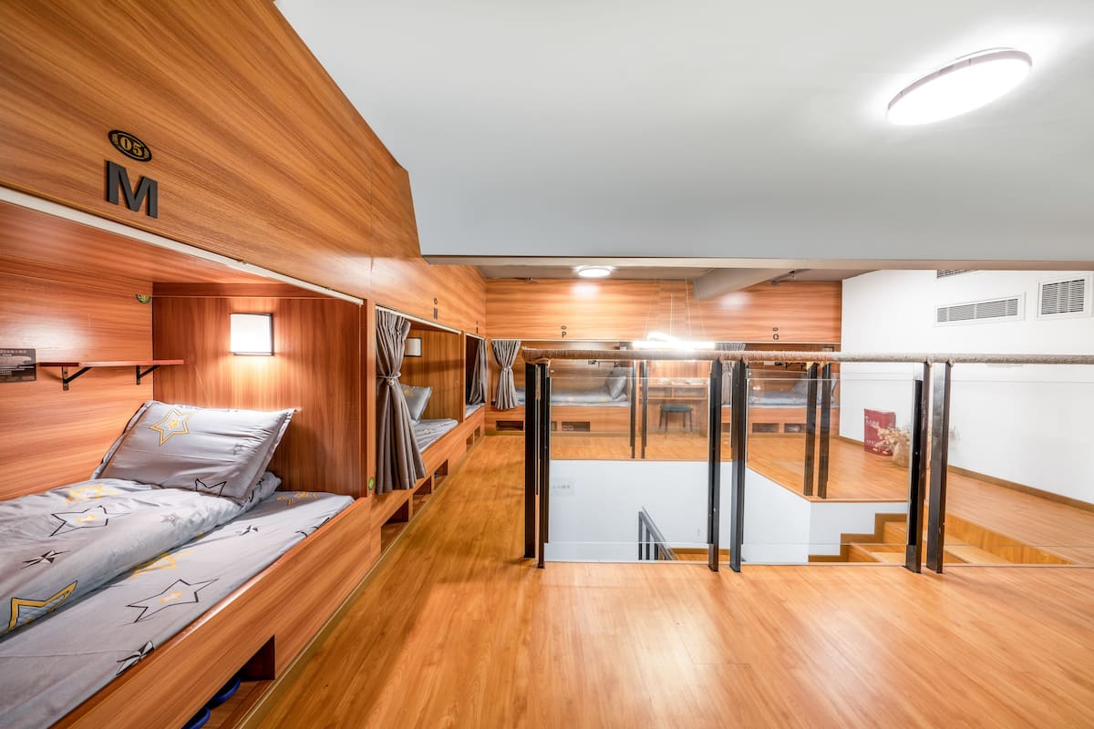Comfort slaapzaal, alleen voor vrouwen | Een kluis op de kamer, individueel gedecoreerd, verduisterende gordijnen