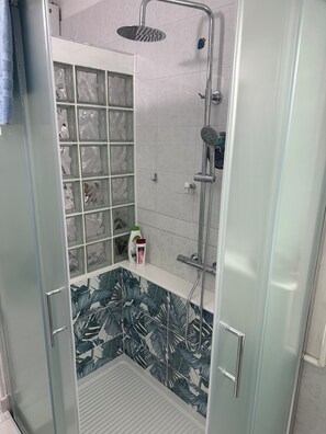 Habitación cuádruple Deluxe, 1 habitación, para no fumadores, vista al jardín | Baño | Amenidades de baño gratuitas, secadora de cabello, batas, bidet 