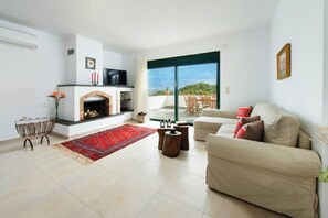 TV, fireplace