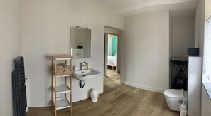 Secadora de cabello y papel de baño 