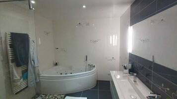 Een douche, een bubbelbad, een haardroger, handdoeken