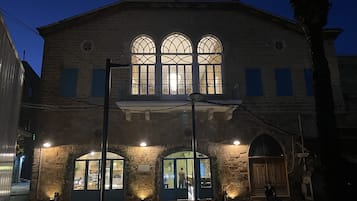 Vista frontal de la propiedad