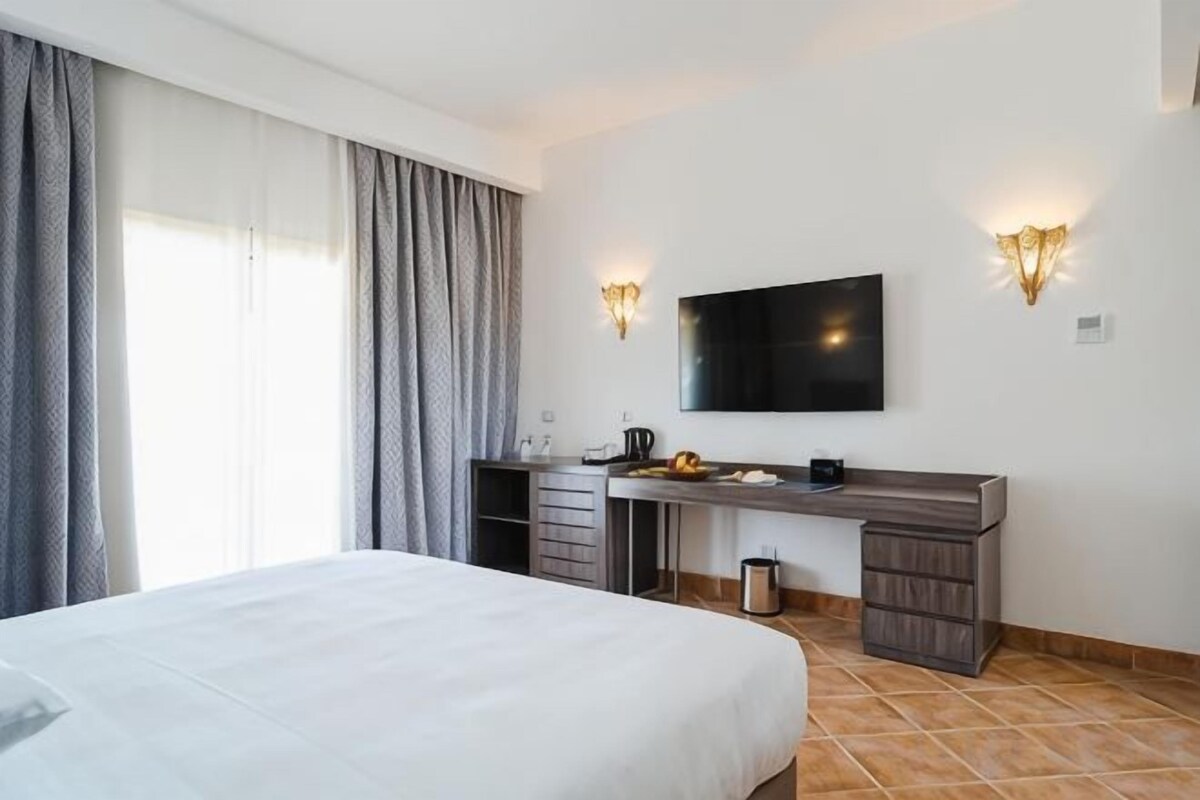 Minibar, in-room safe, blackout drapes, WiFi (free)