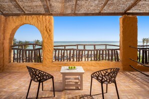 Minibar, coffres-forts dans les chambres, rideaux occultants