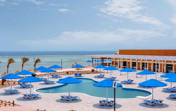 15 piscinas externas, guarda-sóis, espreguiçadeiras