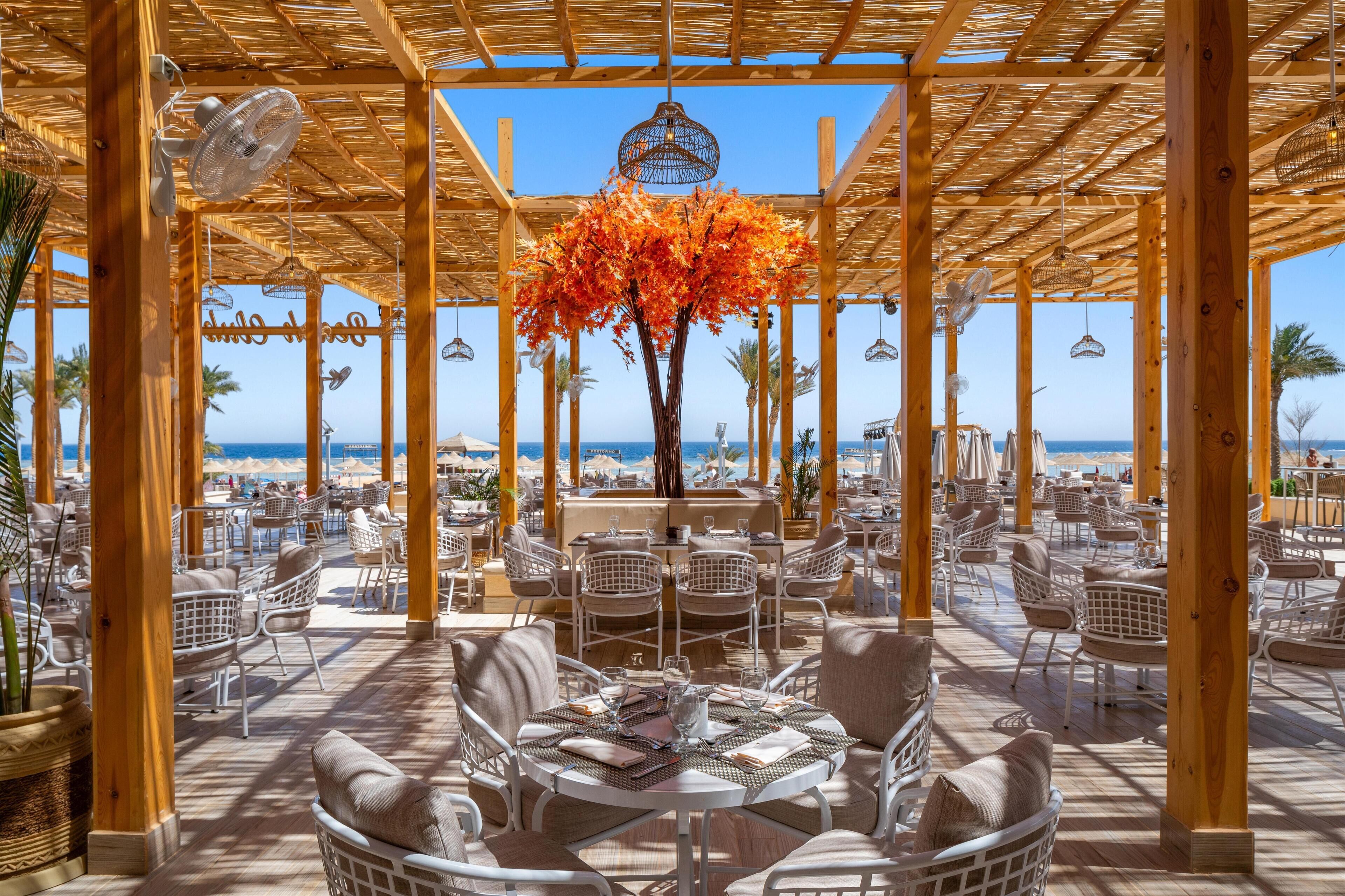 3 bar/lounge, 3 bar tepi kolam renang dan bar pantai