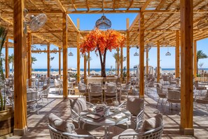 3 bares, 3 bares junto a la piscina y bar en la playa