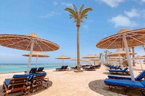 Ubicación a pie de playa, sombrillas, toallas de playa y vóley playa