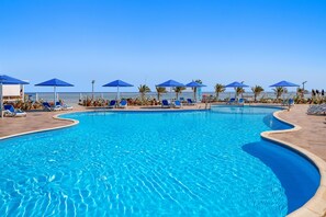 15 piscines extérieures, parasols de plage, chaises longues