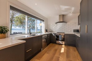 Fridge, microwave, oven, stovetop - Lake Days Made Easy | Kayaks, Space & Relaxed Living (Rotorua)