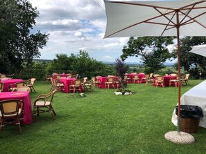 Outdoor dining - 150 sq. m. apartment in villa with private pool and Jacuzzi (Fabrica di Roma)