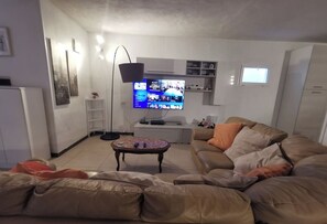 TV connectée, lecteur de DVD, livres