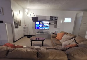 TV connectée, lecteur de DVD, livres