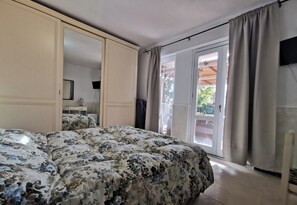 3 bedrooms, iron/ironing board, travel crib, free WiFi - 150 sq. m. apartment in villa with private pool and Jacuzzi (Fabrica di Roma)