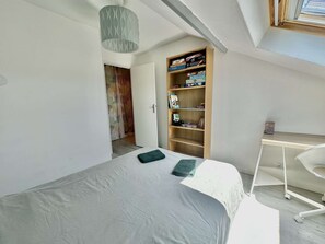 3 Schlafzimmer, Schreibtisch, Reisekinderbett, Bettwäsche