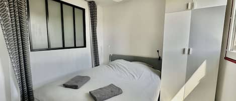 3 bedrooms, desk, travel cot, bed sheets