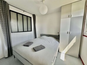3 chambres, bureau, lit parapluie, draps fournis