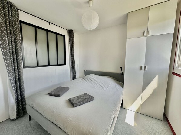 3 Schlafzimmer, Schreibtisch, Reisekinderbett, Bettwäsche