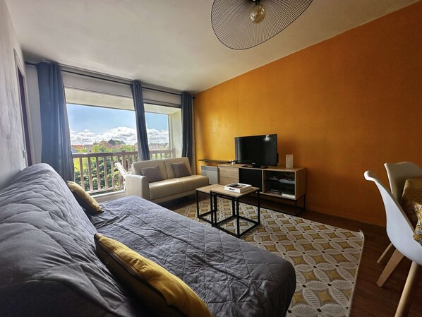 3 bedrooms, desk, travel crib, bed sheets
