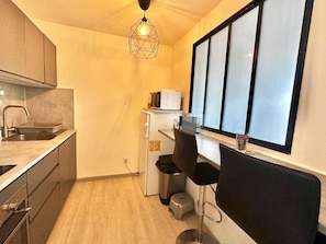 Fridge, microwave, oven, coffee/tea maker