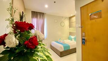 Quarto casal luxo | Roupas de cama premium, cofres nos quartos, escrivaninha