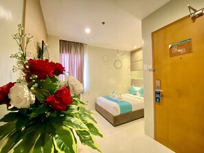 Habitación Deluxe doble | Ropa de cama de alta calidad, caja fuerte, escritorio