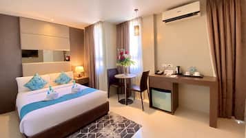 Premier Double Room | Premium bedding, in-room safe, desk, laptop workspace