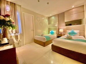 Habitación Deluxe con 2 camas individuales | Ropa de cama de alta calidad, caja fuerte, escritorio