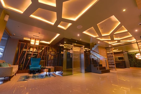 Roupas de cama premium, cofres nos quartos, escrivaninha. Hotel Estrella