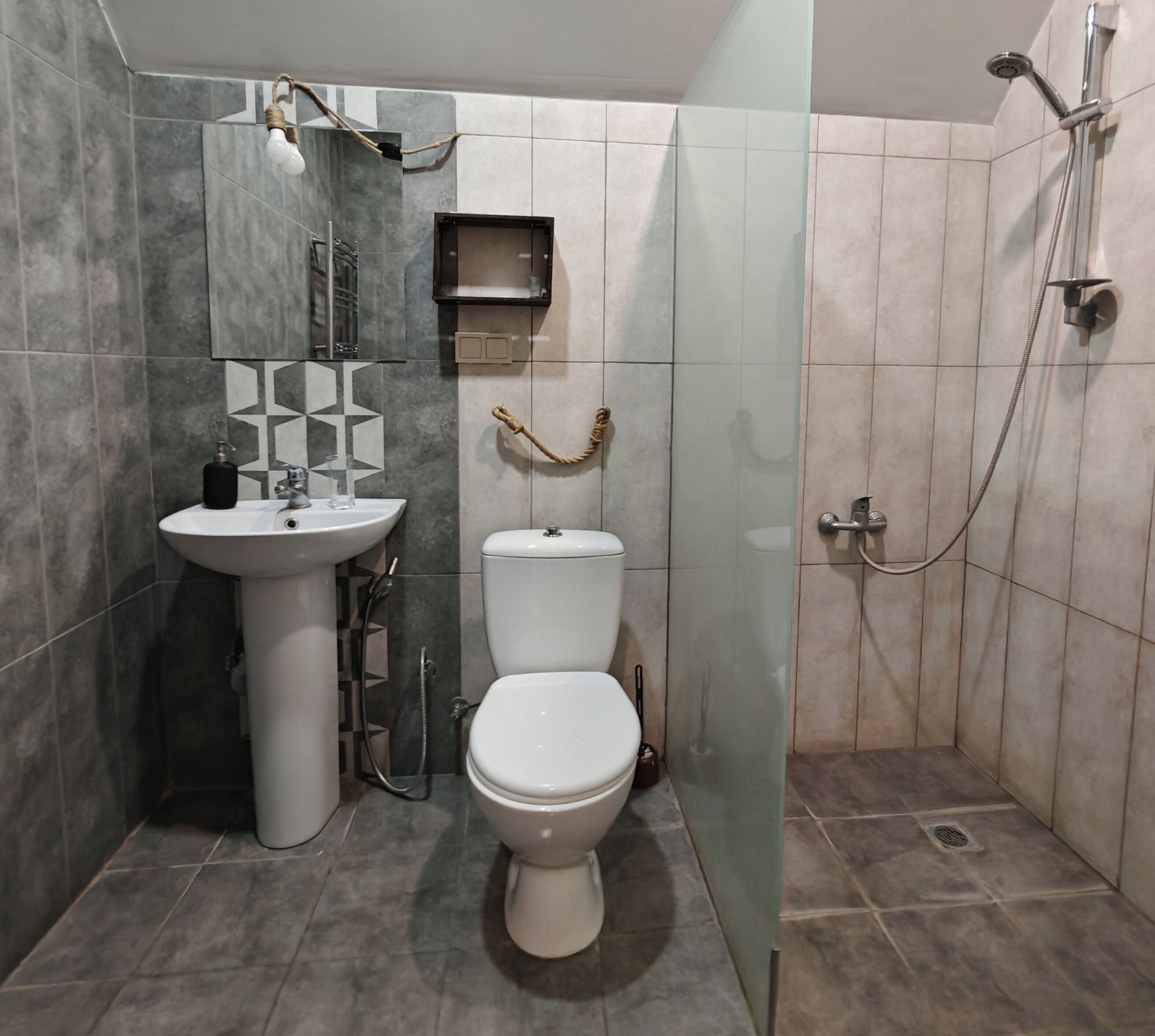 deluxe double room | bathroom | shower, free toiletries, hair dryer, slippers