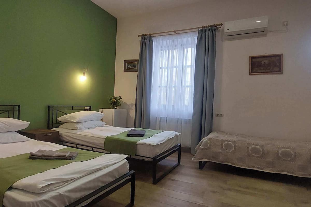 Habitación familiar con 1 cama matrimonial o 2 individuales | Ropa de cama de alta calidad y escritorio
