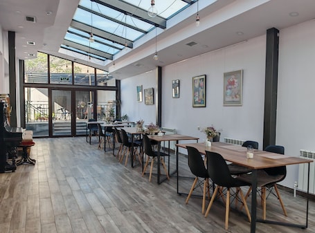 Restaurant. Blur Inn Gallery Hotel